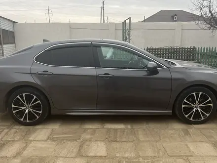 Toyota Camry 2019 года за 13 000 000 тг. в Жанаозен – фото 2