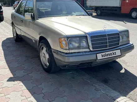 Mercedes-Benz E 230 1992 года за 900 000 тг. в Алматы