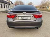 Toyota Camry 2017 года за 10 500 000 тг. в Уральск – фото 4