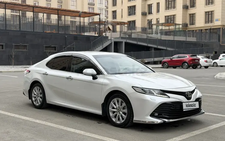 Toyota Camry 2018 года за 12 200 000 тг. в Атырау
