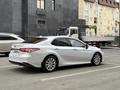 Toyota Camry 2018 года за 12 200 000 тг. в Атырау – фото 13
