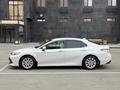Toyota Camry 2018 года за 12 200 000 тг. в Атырау – фото 4