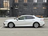 Toyota Camry 2018 года за 12 200 000 тг. в Атырау – фото 4
