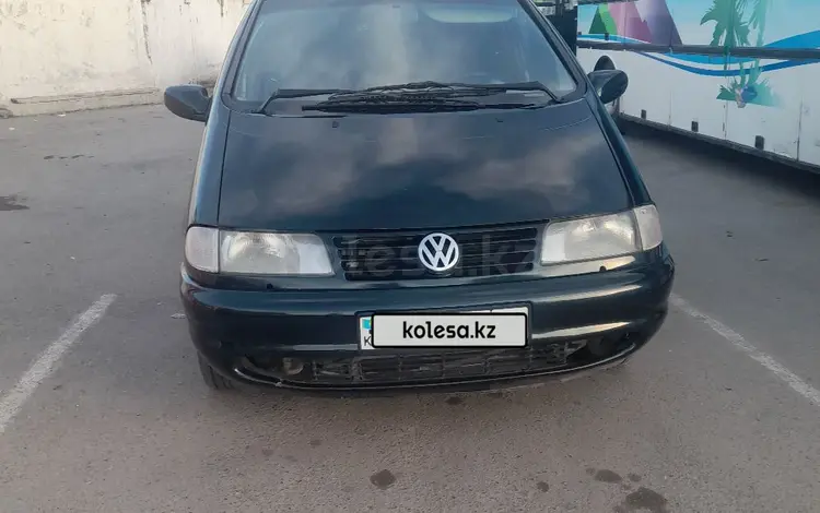 Volkswagen Sharan 1997 годаүшін2 000 000 тг. в Тараз