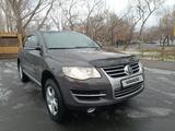 Volkswagen Touareg 2008 года за 7 350 000 тг. в Алматы – фото 2