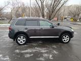 Volkswagen Touareg 2008 года за 7 350 000 тг. в Алматы – фото 4