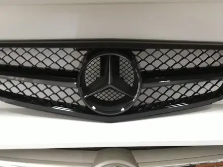 Решетка радиатора Mercedes w204 W 204 AMG за 80 000 тг. в Алматы