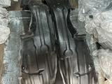 Передний подкрылок Toyota Rav 4 2000-2005 за 7 000 тг. в Алматы