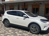 Toyota RAV4 2018 годаүшін11 750 000 тг. в Уральск – фото 2