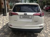 Toyota RAV4 2018 годаүшін11 750 000 тг. в Уральск – фото 4