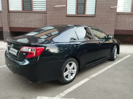 Toyota Camry 2014 года за 6 200 000 тг. в Уральск – фото 2