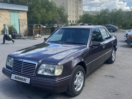 Mercedes-Benz E 220 1993 года за 2 600 000 тг. в Караганда – фото 5