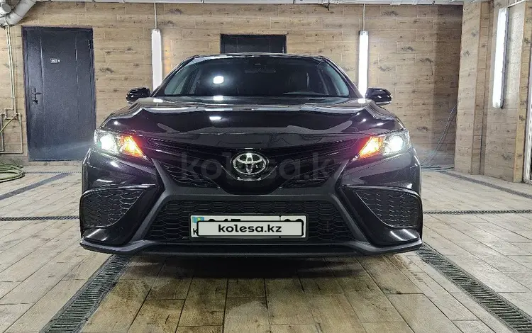 Toyota Camry 2020 года за 13 100 000 тг. в Алматы