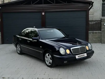 Mercedes-Benz E 320 1998 года за 2 950 000 тг. в Астана