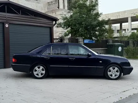 Mercedes-Benz E 320 1998 года за 2 950 000 тг. в Астана – фото 4