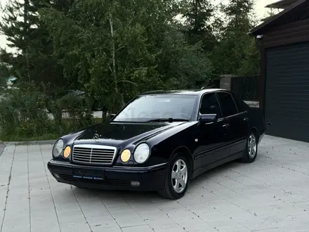 Mercedes-Benz E 320 1998 года за 2 950 000 тг. в Астана – фото 2