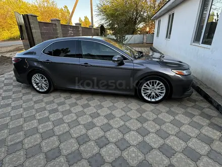 Toyota Camry 2019 года за 9 200 000 тг. в Актобе – фото 3