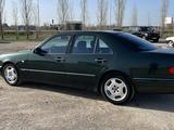 Mercedes-Benz E 240 1998 года за 4 650 000 тг. в Актобе – фото 5