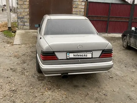 Mercedes-Benz E 200 1993 года за 1 200 000 тг. в Семей – фото 5