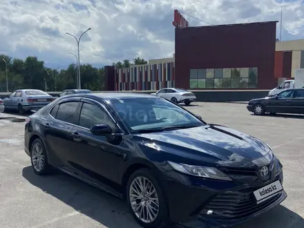 Toyota Camry 2018 года за 11 850 000 тг. в Алматы – фото 2