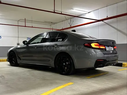 BMW 530 2022 года за 28 000 000 тг. в Алматы – фото 14
