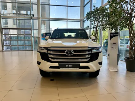 Toyota Land Cruiser Luxe 2025 года за 68 590 000 тг. в Астана – фото 2