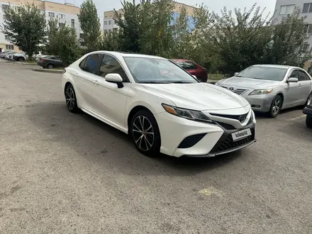 Toyota Camry 2018 года за 9 300 000 тг. в Алматы – фото 2