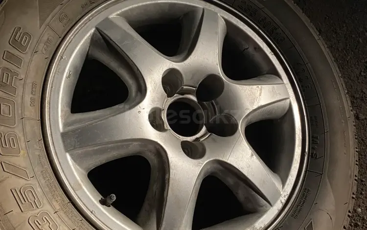 Диск 5х114.3 R16 шина 235/60R16 (1шт) за 40 000 тг. в Актау