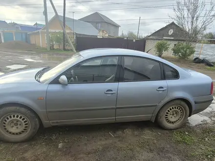 Volkswagen Passat 1997 года за 1 800 000 тг. в Уральск – фото 3