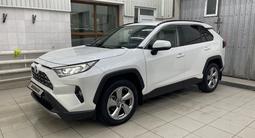 Toyota RAV4 2020 года за 13 900 000 тг. в Актау