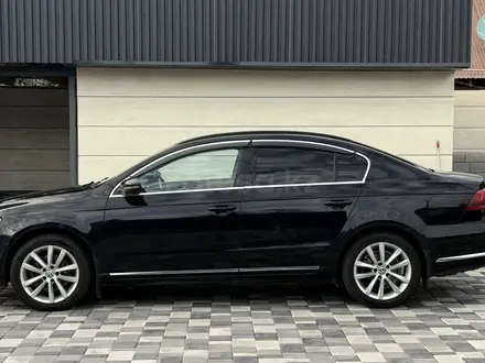 Volkswagen Passat 2012 года за 4 965 000 тг. в Алматы – фото 3