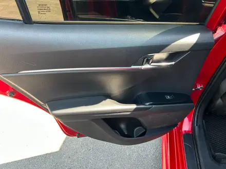 Toyota Camry 2020 года за 8 459 200 тг. в Алматы – фото 14