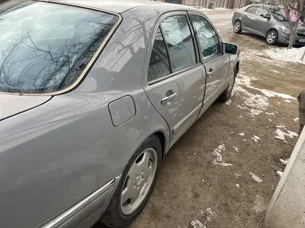 Mercedes-Benz E 280 1997 года за 2 550 000 тг. в Алматы – фото 2