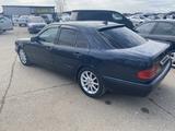 Mercedes-Benz E 240 1998 года за 2 050 000 тг. в Актобе – фото 5