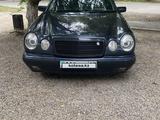Mercedes-Benz E 240 1998 года за 2 050 000 тг. в Актобе – фото 2