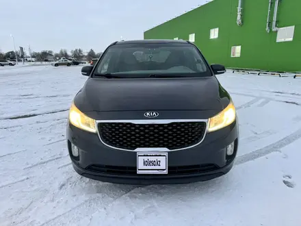 Kia Carnival 2015 года за 7 000 000 тг. в Актобе – фото 7