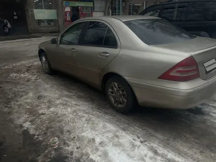 Mercedes-Benz C 200 2000 года за 2 700 000 тг. в Караганда – фото 3