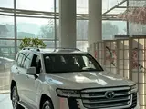 Toyota Land Cruiser Premium 2023 года за 63 700 000 тг. в Алматы