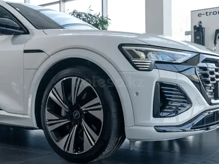 Audi Q8 e-tron 55 S line 2023 года за 36 500 000 тг. в Алматы – фото 17