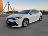 Toyota Camry 2021 года за 12 700 000 тг. в Актобе