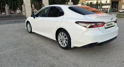 Toyota Camry 2021 года за 12 700 000 тг. в Актобе – фото 3