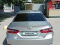 Toyota Camry 2021 года за 13 300 000 тг. в Алматы – фото 2