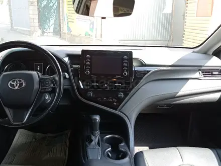 Toyota Camry 2021 года за 13 300 000 тг. в Алматы – фото 3
