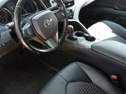Toyota Camry 2021 года за 13 300 000 тг. в Алматы – фото 4