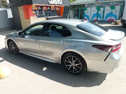 Toyota Camry 2021 года за 13 300 000 тг. в Алматы – фото 7