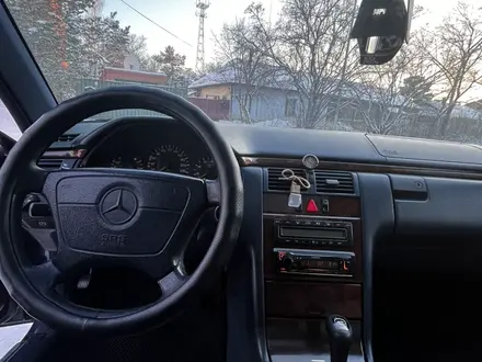 Mercedes-Benz E 240 1997 года за 2 500 000 тг. в Караганда – фото 11