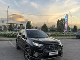Toyota RAV4 2022 года за 14 000 000 тг. в Алматы