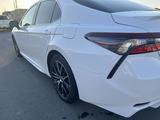 Toyota Camry 2021 года за 13 200 000 тг. в Атырау – фото 4