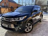 Toyota Highlander 2015 года за 12 900 000 тг. в Уральск