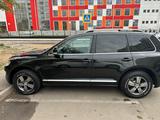 Volkswagen Touareg 2008 года за 8 900 000 тг. в Астана – фото 5